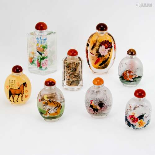 8 Snuffbottles China, 20. Jahrhundert. Glas. Von innen bemal...