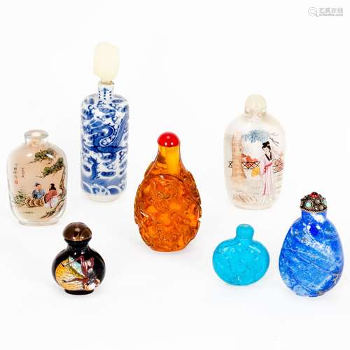 7 Snuffbottles China. Diverse Materialien. H. 4,2 - 11,9 cm....