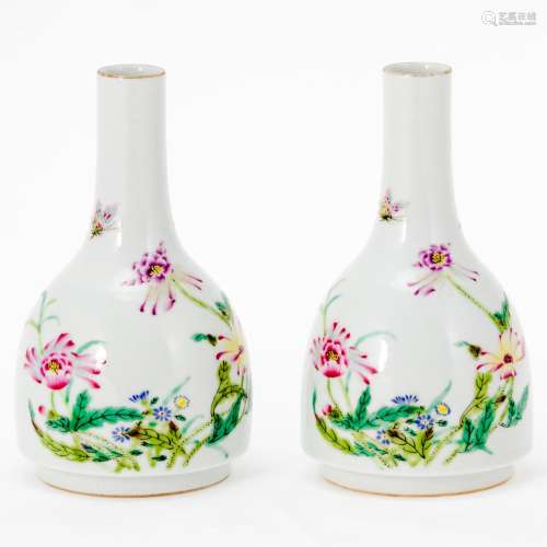 Paar Famille-rose-Vasen China, frühes 20. Jahrhundert. Je Po...