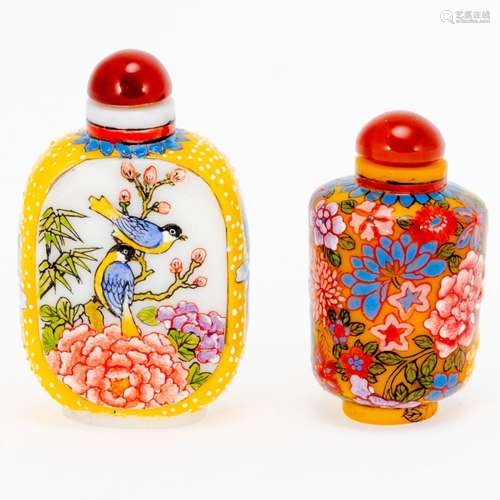 Snuffbottle China, 20. Jahrhundert. Gelbes Pekingglas mit fa...