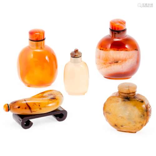 5 Snuffbottles China. Achat (4), wohl Achat (1). H. 6,3 - 8,...