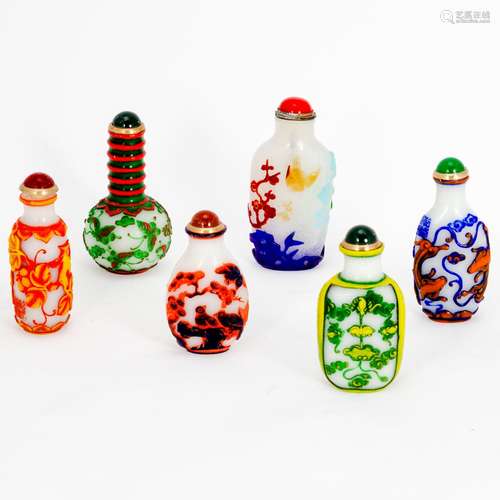 6 Snuffbottles China. Pekingglas. Polychrome Überfänge. H. 6...