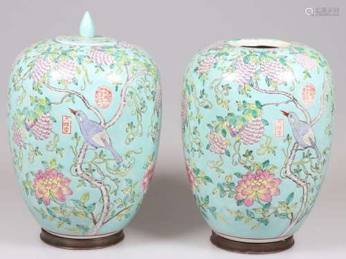 Paar Vasen China, 19. Jahrhundert. Porzellan. Polychrom bema...