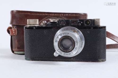 A Black Leitz Wetzlar Leica II Camera, serial no 86832, 1932...