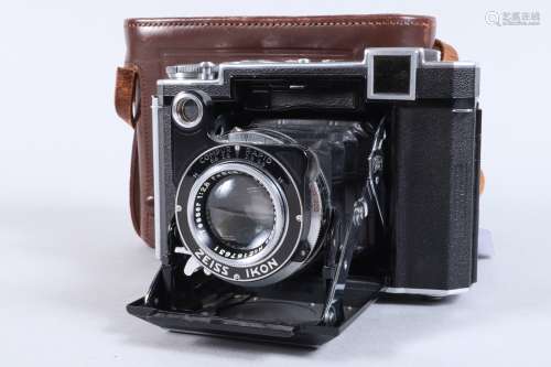 A Zeiss Ikon Super Ikonta B Folding Camera, 532/16, shutter ...