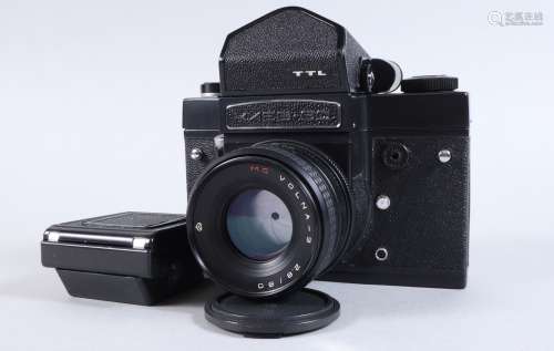 A Kiev 60 TTL Camera, black, serial no 12390, shutter workin...