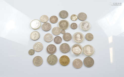 A collection of loose British and Commonwealth Commemorative...