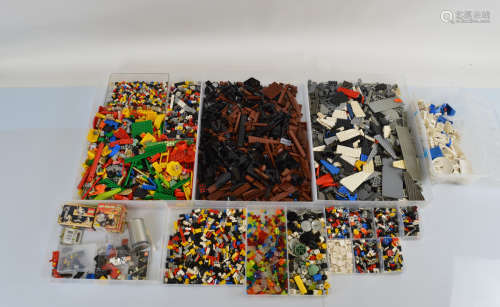 A good quantity of mostly loose Lego, including bricks, figu...