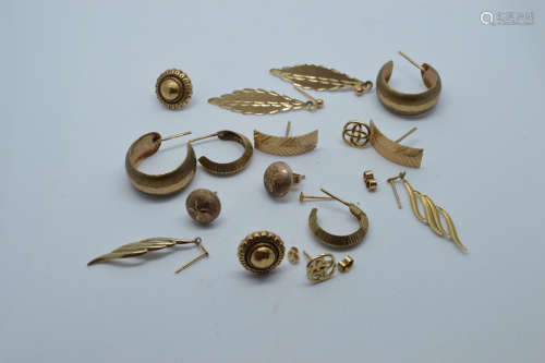 A collection of 9ct gold earrings, including a pair of leaf ...