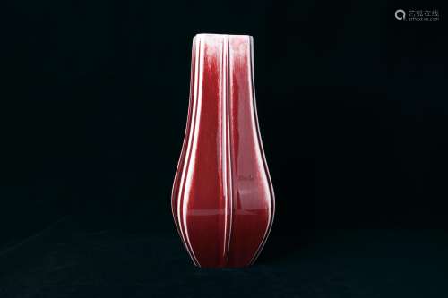 红釉瓜棱方瓶