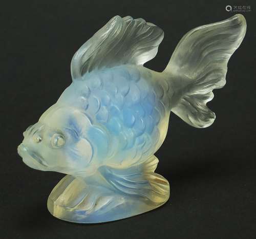 Jobling, Art Deco opalescent glass fish paperweight, 7.5cm w...