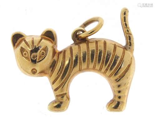 9ct gold cat charm, 2cm in length, 1.6g