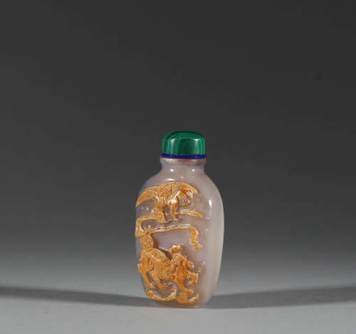 A snuff bottle with agate color in Qing Dynasty