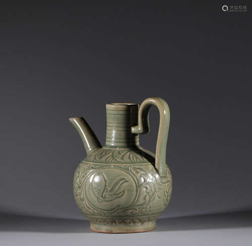 Green glaze holding pot in Song Dynasty