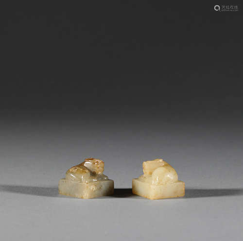 A pair of seals of Hetian jade animal button in Han Dynasty