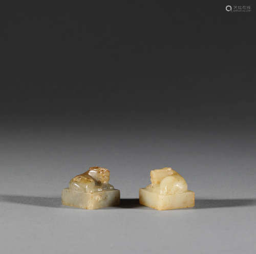 A pair of seals of Hetian jade animal button in Han Dynasty