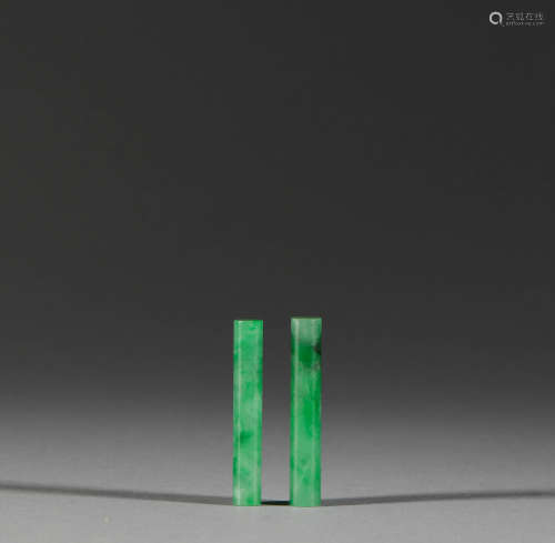 A pair of jadeite accessories in Qing Dynasty