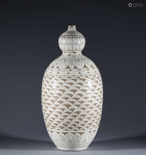 Fish scale bottle of Cizhou kiln in Song Dynasty