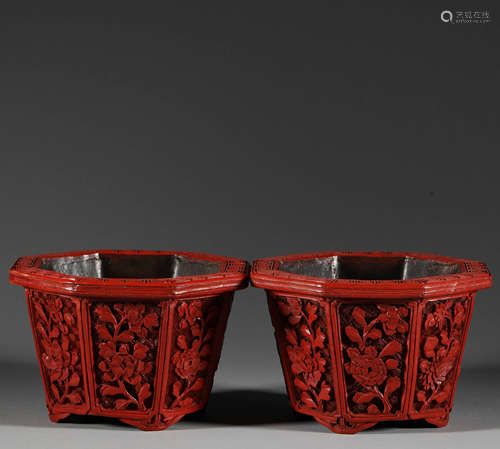 A pair of Crocus pots in Qing Dynasty