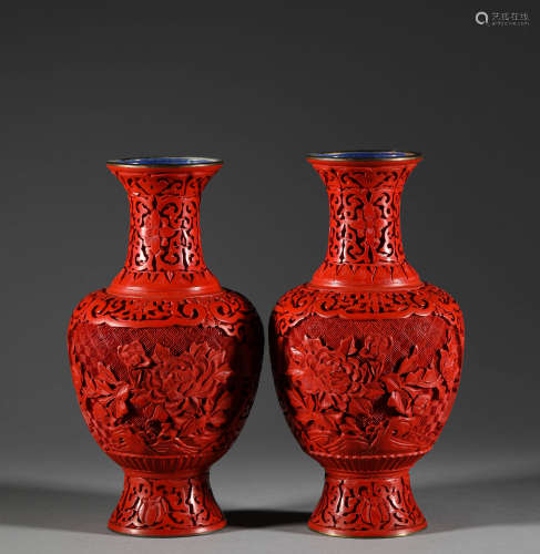 A pair of carved lacquer flower bottles in Qing Dynasty