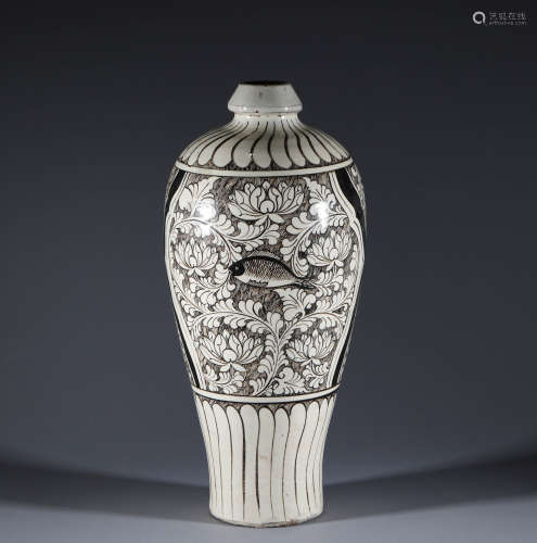 Fish pattern plum vase of Cizhou kiln in Song Dynasty
