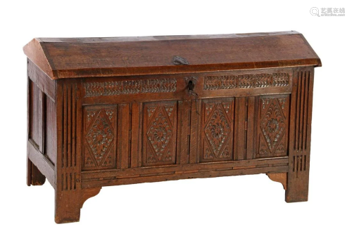 Oak blanket chest with bombarded front