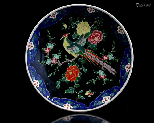 Porcelain dish with polychrome decoration of a bird