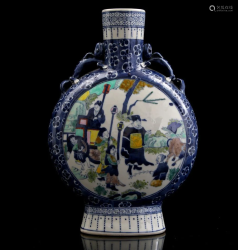 Porcelain Moonvase, decorated with many figures