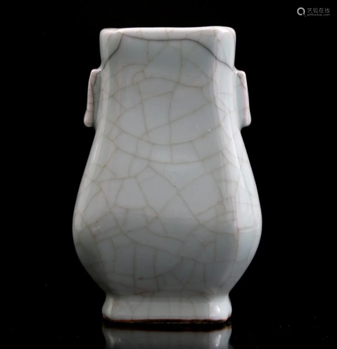Porcelain vase with crackle decoration, China 20th