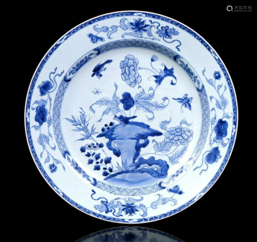 Porcelain dish with blue decoration with flowers and