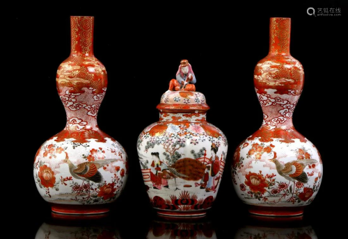 2 Kutani 19th century gourd vases depicting peacock and