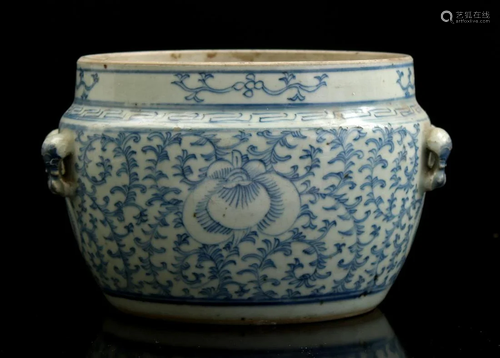 Porcelain pot with blue decoration, China 19th century