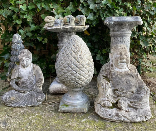 2 concrete Buddha statues 36 cm and 41 cm high, 2x