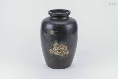 銅金工花卉紋瓶