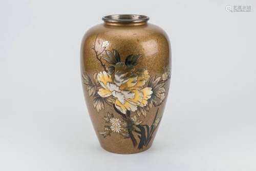 銅金工花卉紋罐