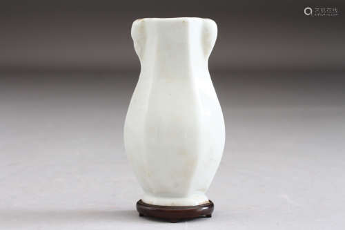 白瓷小花瓶