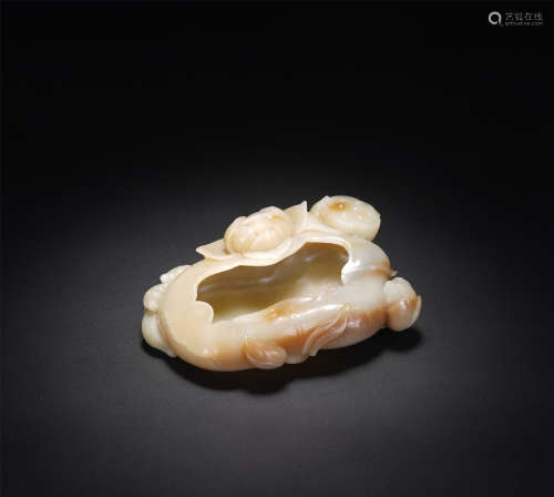 A CHINESE WHITE JADE WITH SUGAR COLORED BRUSH WASHER