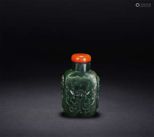 A CHINESE SPINACH JADE SNUFF BOTTLE