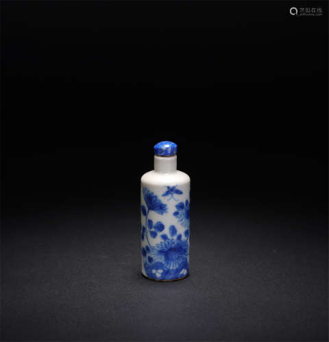 A CHINESE BLUE AND WHITE FLOWERS AND BIRDS PATTERN SNUFF BOT...