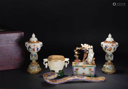 A SET OF CHINESE WHITE JADE INLAID GEMSTONES ORNAMENTS