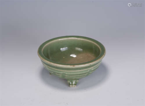 A CHINESE PORCELAIN ROUND INCENSE BURNER