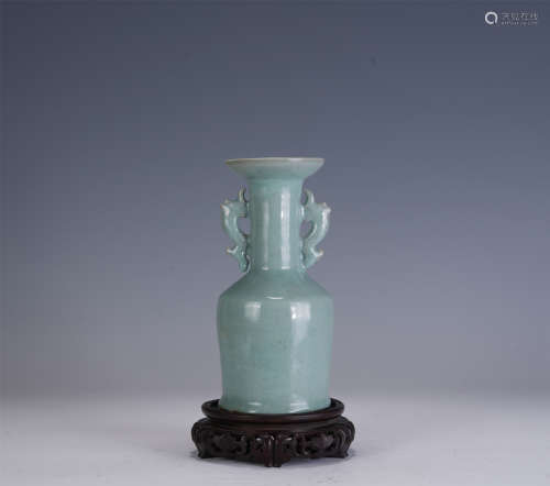 A CHINESE PORCELAIN VASE