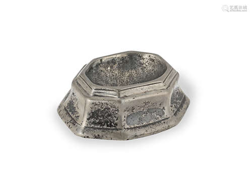 A Queen Anne pewter octagonal trencher salt, circa 1710