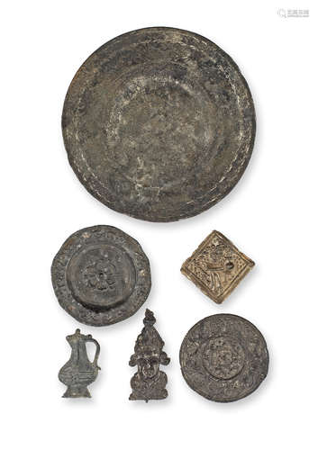 A pewter toy broad rim charger, circa 1680