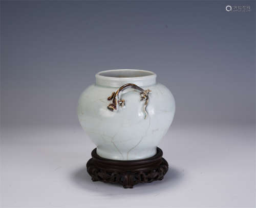 A CHINESE WHITE PORCELAIN JAR