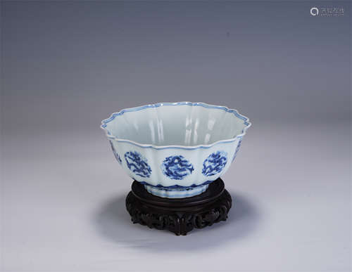 A CHINESE BLUE AND WHITE PORCELAIN BOWL