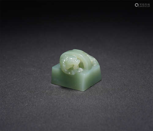 A CHINESE GRAY JADE SEAL