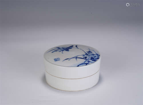 A CHINESE BLUE AND WHITE FLOWERS AND BIRDS PATTERN LIDDED BO...