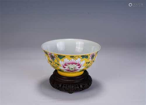A CHINESE YELLOW GLAZED FAMILLE ROSE PORCELAIN BOWL
