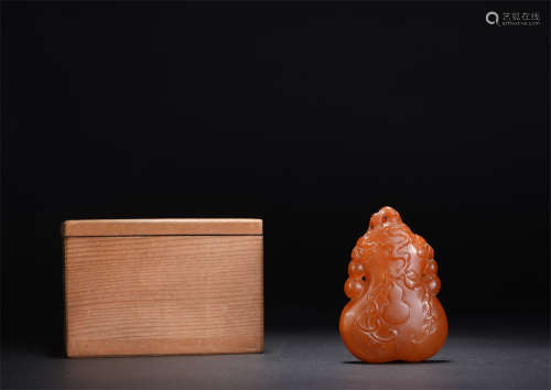 A CHINESE AMBER CARVED GOURD PENDANT